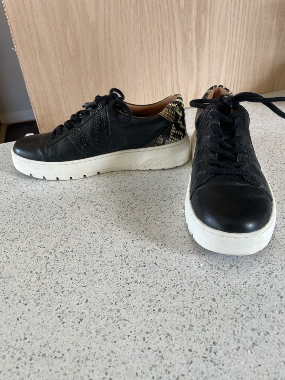 Vionic Womens Simasa Ray Black Leather Snakeskin Casual Shoes Sneakers Size 7